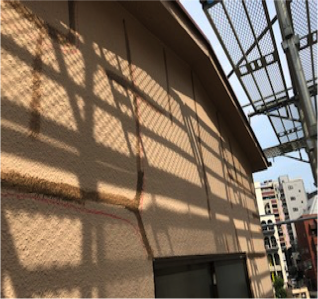 東京港区Nマンション外壁防水工事 小さいクラック　防水材刷毛引き