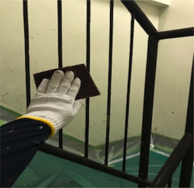 東京港区Nマンション外壁防水工事 階段 ペーパーがけ
