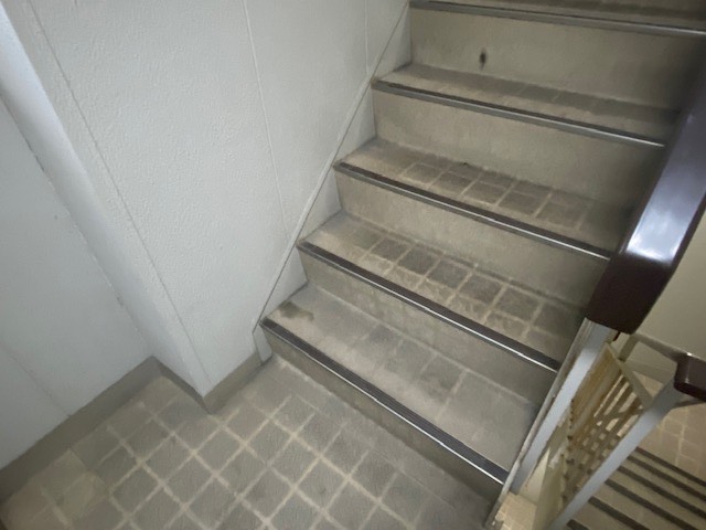 横浜市南区 Sビル 5階建てマンション階段修繕工事 階段 壁 サビ 漏水 防水 雨漏り 防水シート